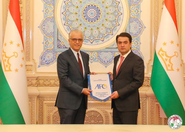 1652704168070054776.jpg 1-萨尔曼造访塔吉克与塔吉克议会议长、足协主席拉赫蒙诺夫进行会谈.jpg