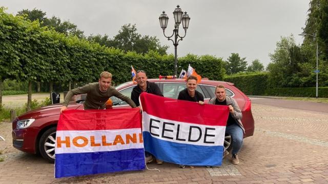 开云体育app下载-橙色人流占领多瑙河 球迷爬上市中心雕塑到此一游